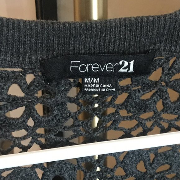 Crocheted back button up cardigan with pockets - Picture 2 of 3